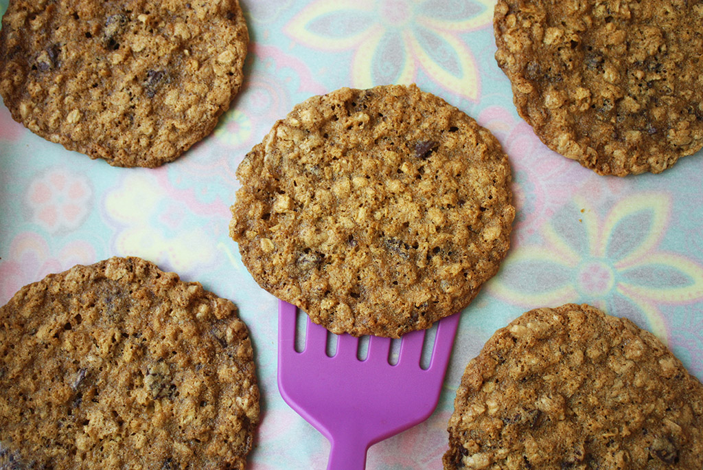 crispy oatmeal chocolate chip cookies